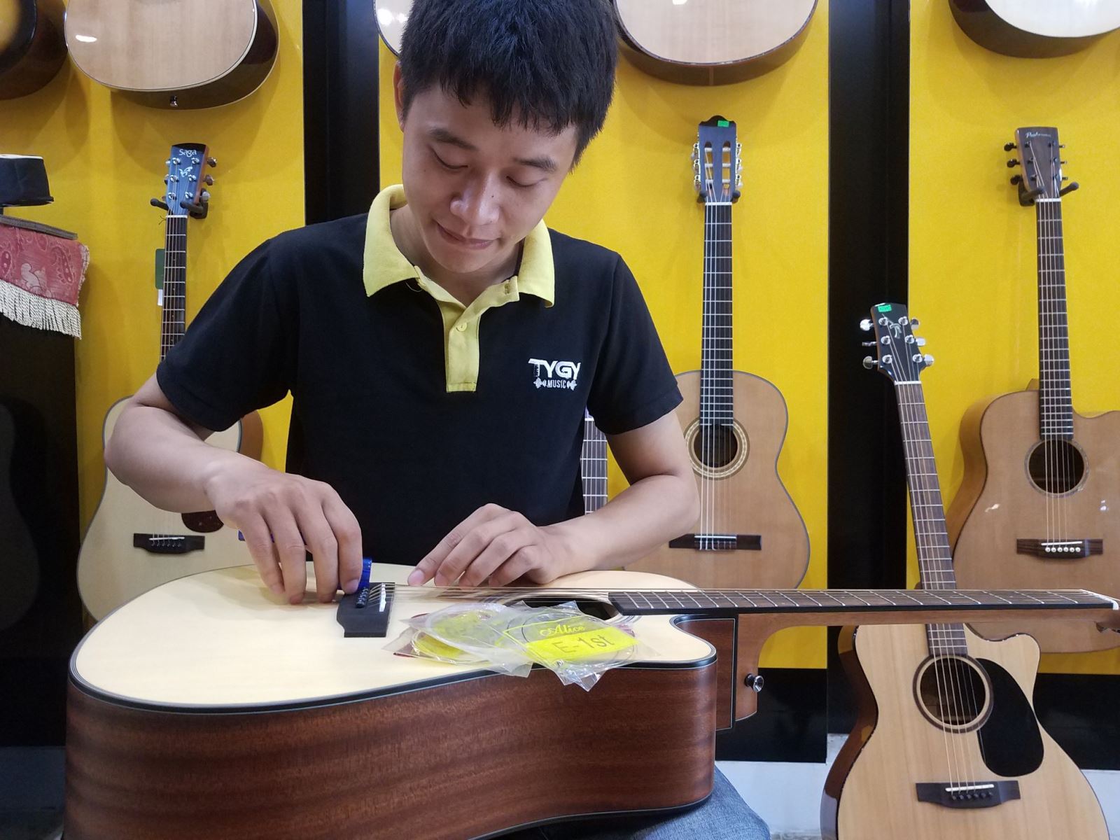 Kỹ thuật viên lắp đặt EQ guitar tại TYGY Music